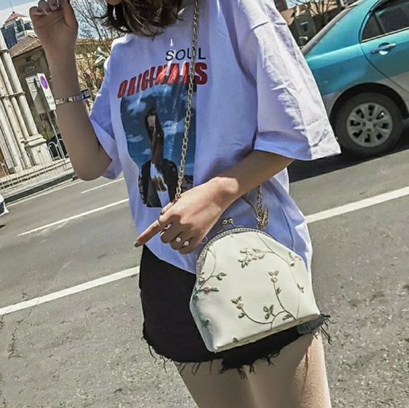 Flowery Lace Sling Purse - Picture 5 of 6